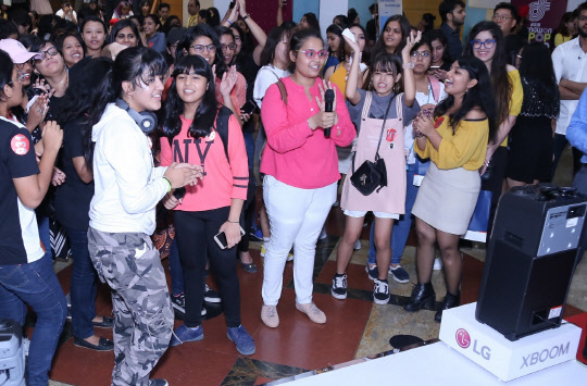 LG전자는 인도 뉴델리 시리포트 오디토리움에서 열린 '2018 창원 케이팝 월드 페스티벌 인도' 후원사로 참여했다고 10일 밝혔다. 관객들이 엑스붐 스피커에서 나오는 음악을 듣고 있다. <LG전자 제공>